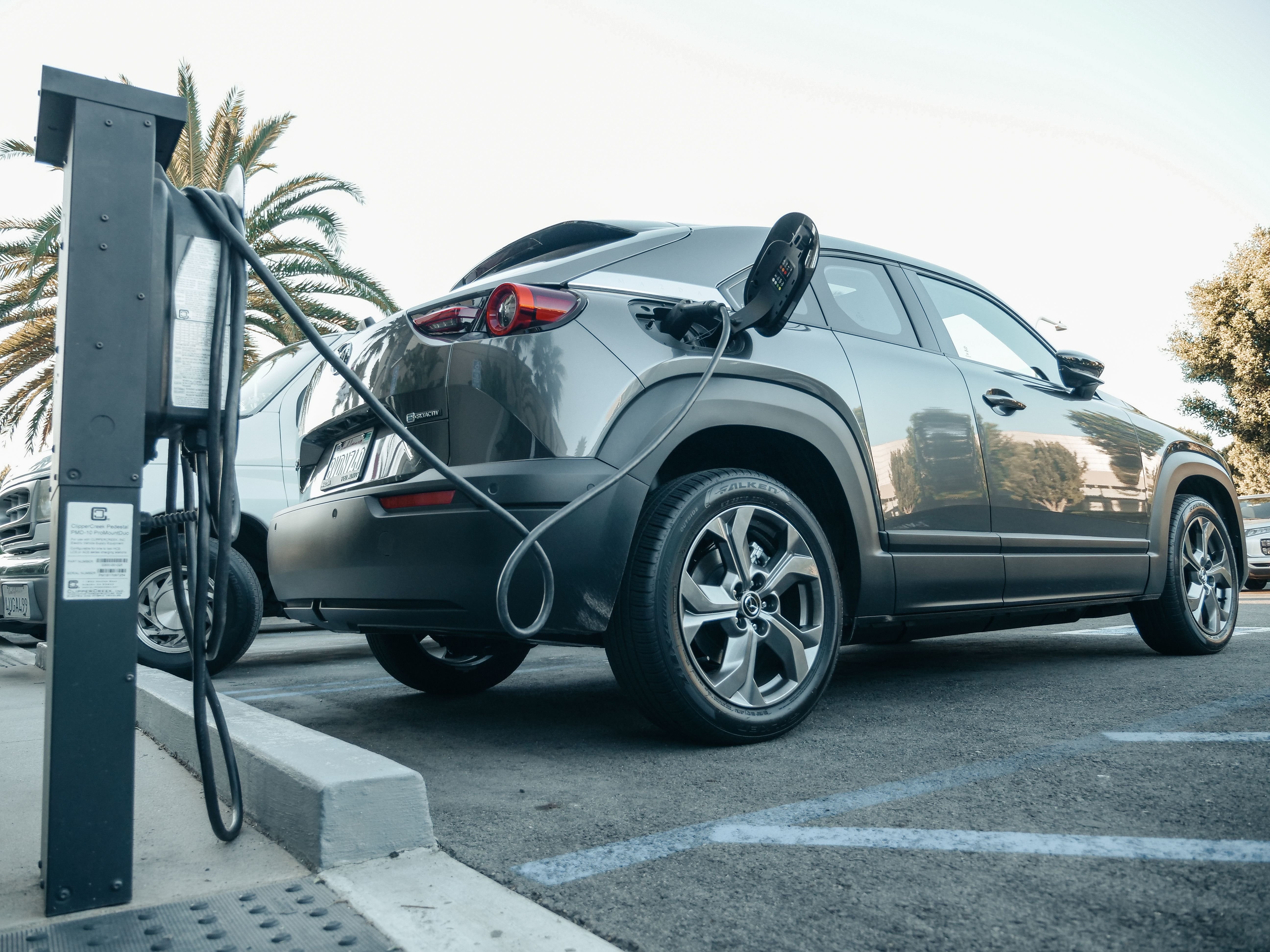 kindelmedia-ev charging car